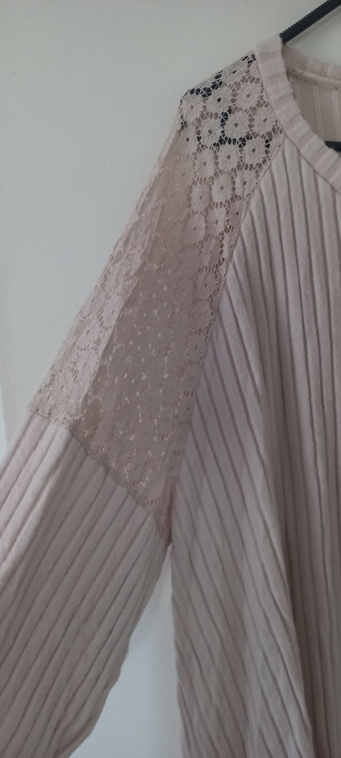 Pull beige épaules dentelle - photo numéro 3