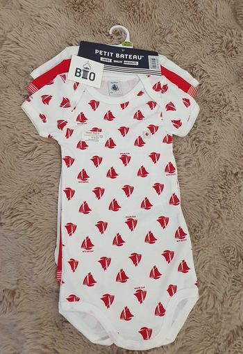 Lot de 3 bodies 18mois manches courtes Petit bateau 