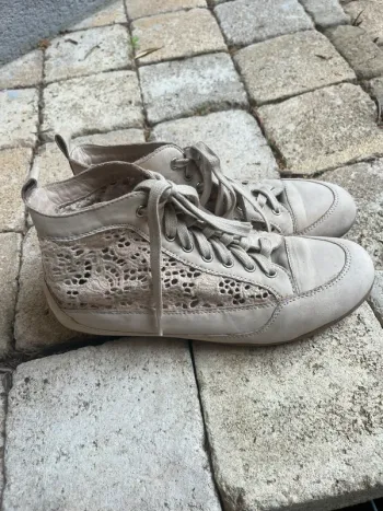 Basket en cuir et dentelle beige pointure 40