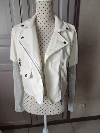 Veste simili cuir beige et strass