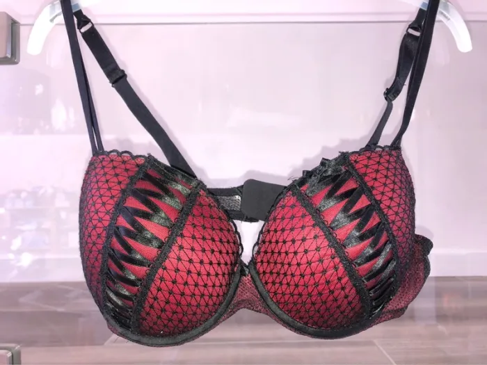 Soutiens-gorge darjeeling noir et rouge en dentelle