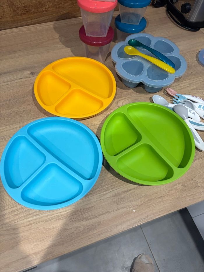 Lot beaba, assiettes, couverts et pots de conservation - photo numéro 2