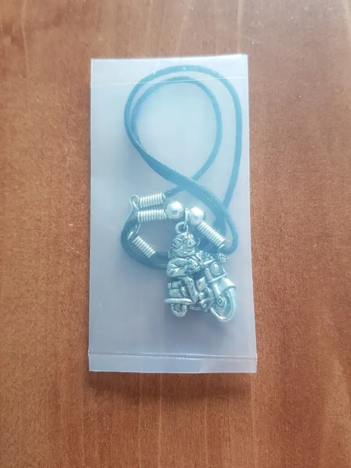 Collier fantaisie cochon motard
