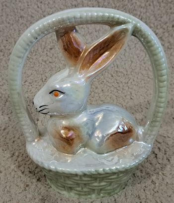 🗿 Ancienne statuette en céramique - Lapin dans un panier