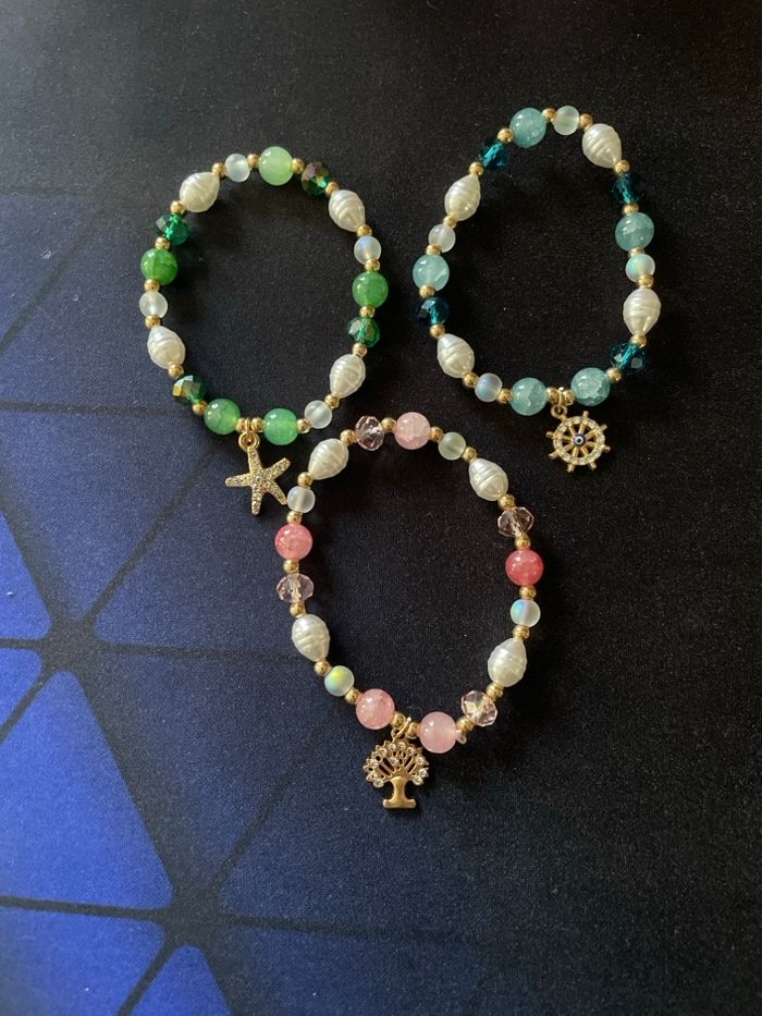 Lot de trois bracelets
