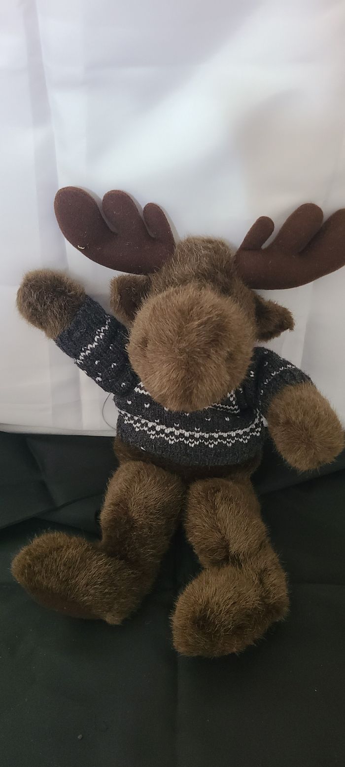 Moose Edgar avec des vêtements, élan norvégien original