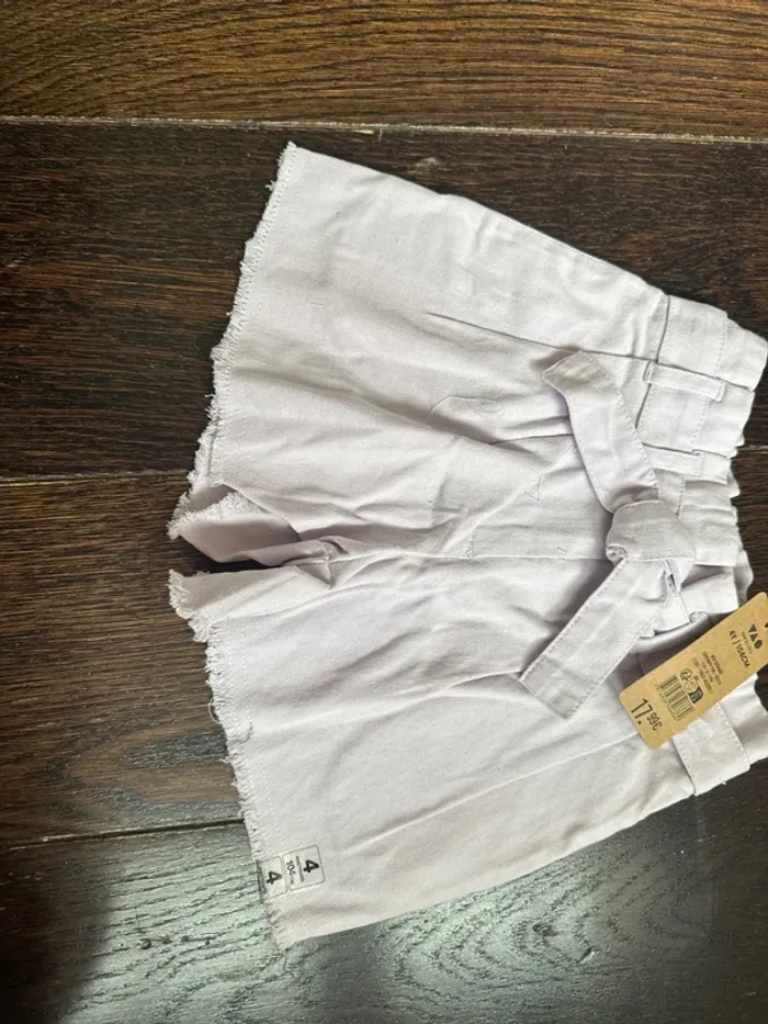 Short, tape-à-l’œil fille - photo numéro 3