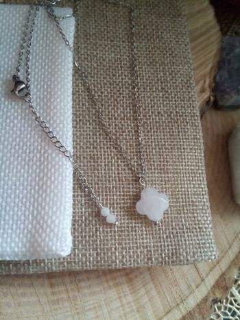 Collier trèfle en pierre de jade blanc