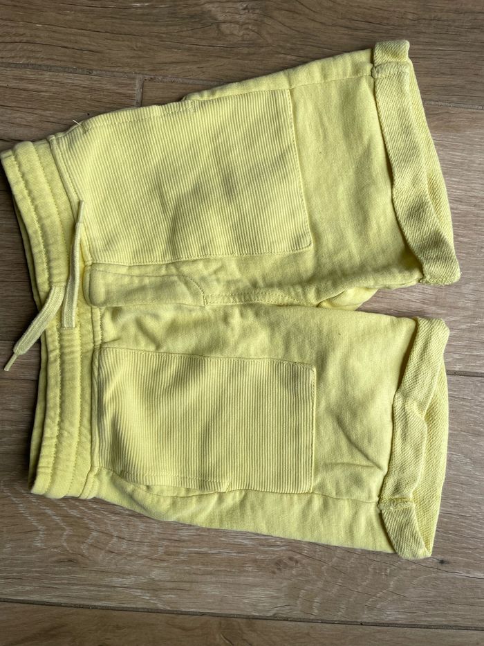 Short jaune