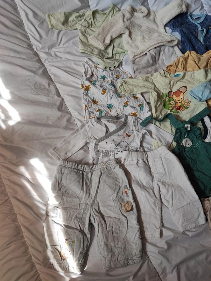 Lot d'une quinzaine de vêtements d'1 mois - photo numéro 3