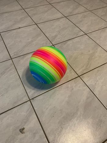 Un ballon bondissant