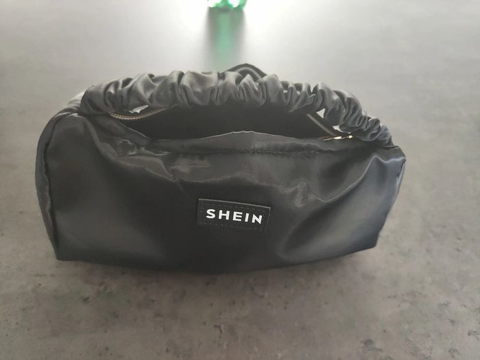 Trousse de toilette ou petit sac à main
