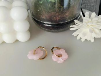 Créoles dorées en acier inoxydable et petite fleur rose