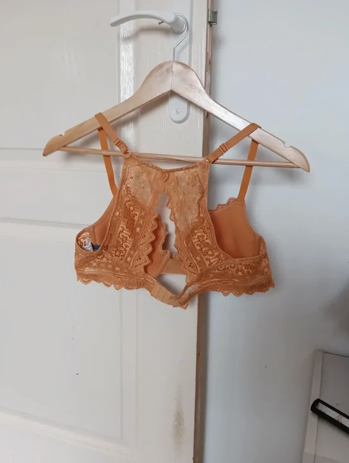 Soutien gorge moutarde - photo numéro 2