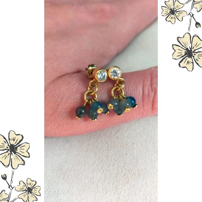 Boucles d'oreilles puces dorées avec pampilles de perles bleues