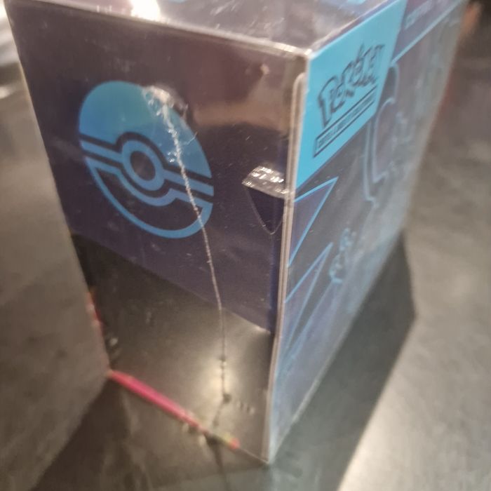ETB Pokémon Flammes Fantasmagoriques — Neuf scellé, petits accrocs dans le plastique - photo numéro 5