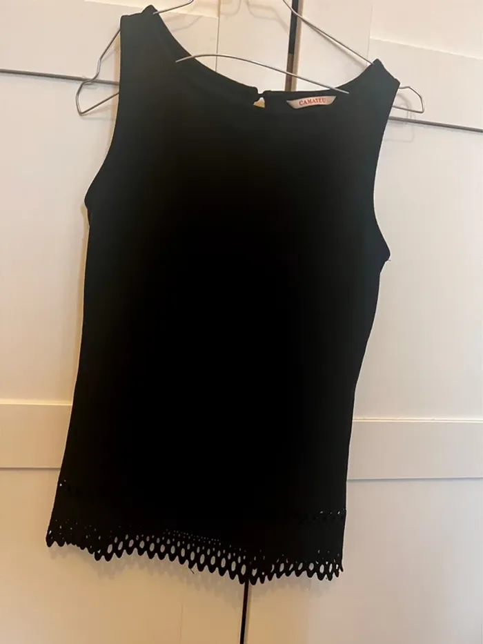 Débardeur noir avec détails ajourés