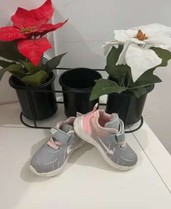 2 paires de Basket, Nike et Décathlon taille 21