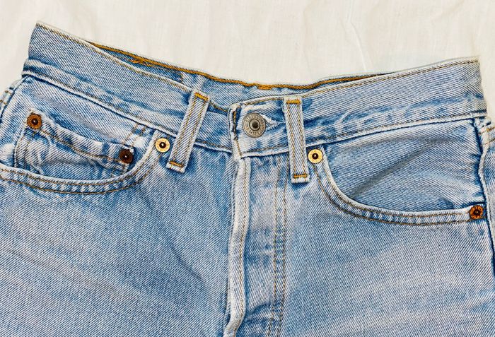 short Levi's Vintage, canon ! c'est un jeans qui a été coupé taille 26us (taille 34) - photo numéro 3
