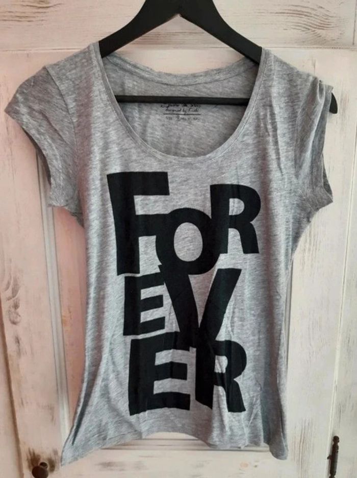 t-shirt gris