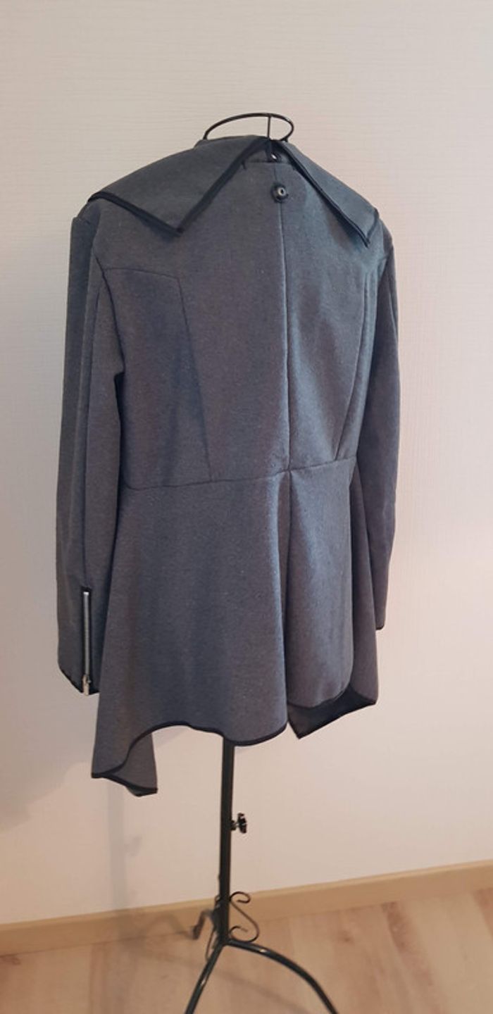Veste style cape grise - photo numéro 3