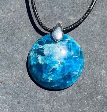 Beau pendentif rond en apatite