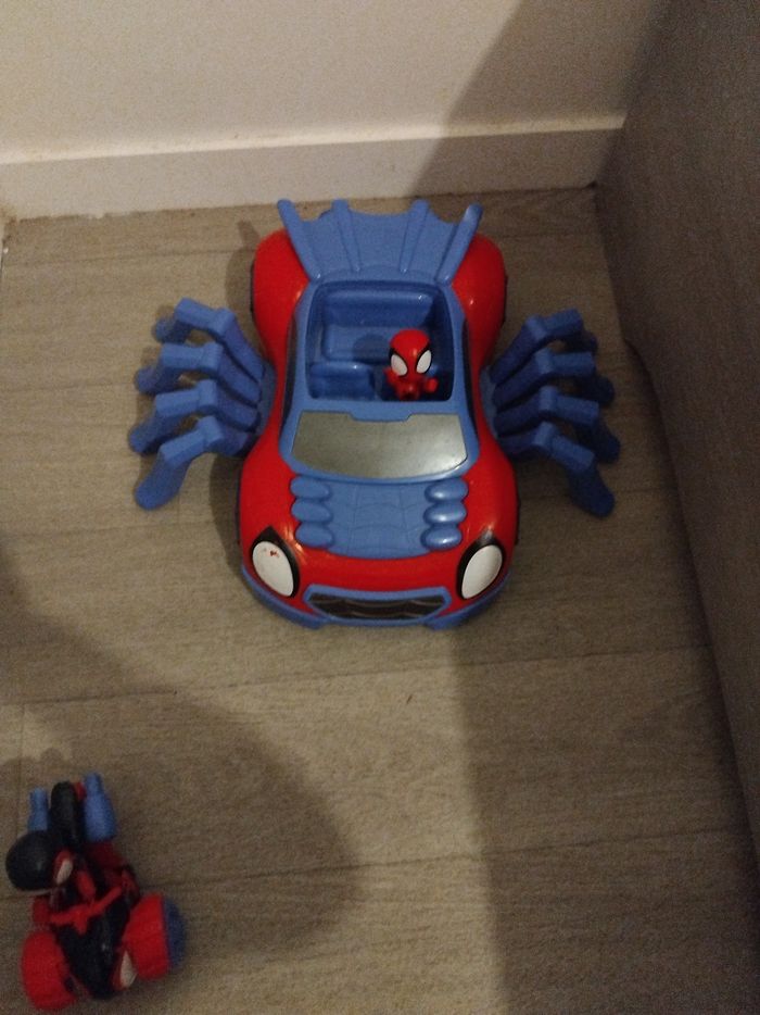 Prix négociable ! Voiture spidey + moto spin - photo numéro 3