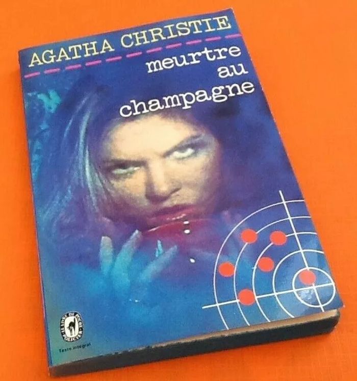 Agatha Christie Meurtre au champagne N° 5008 (1978) Le Livre de Poche - photo numéro 2
