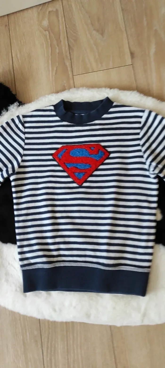🐼  Pull superman 8 ans 128 cm très bon état 🐼 - photo numéro 2