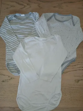 Lot 3 bodys 3 ans