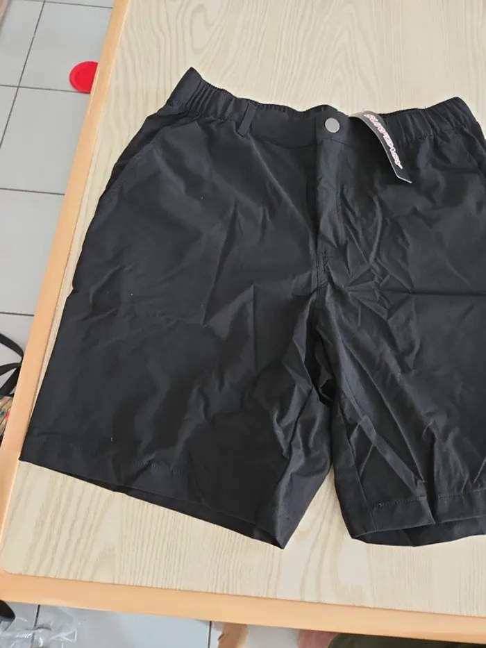 Short homme 100% nylon taille M neuf - photo numéro 2