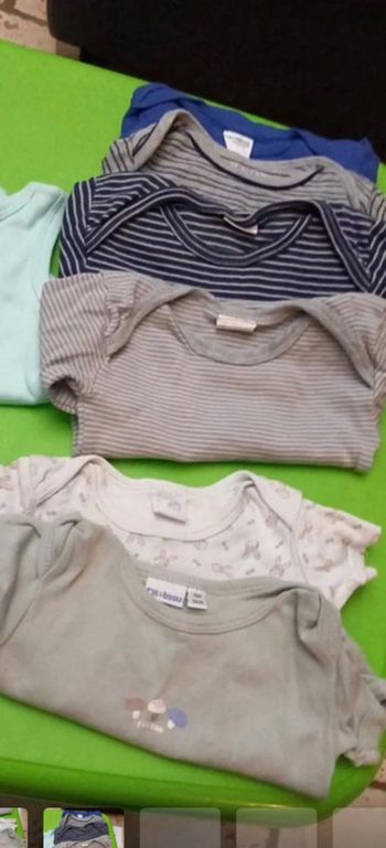 Lot 6 bodies 12 mois