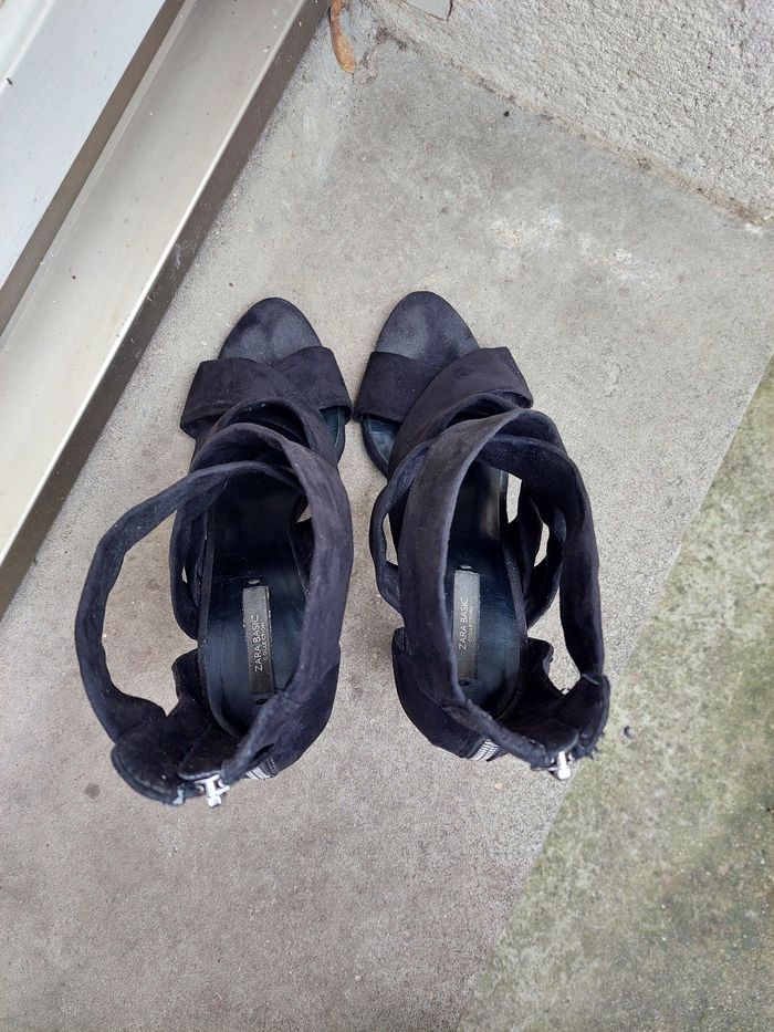 Talon sandales matière effet daim suédine couleur noir Zara - photo numéro 4