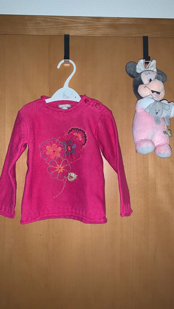 Pull « fleurs » fuschia 18 mois