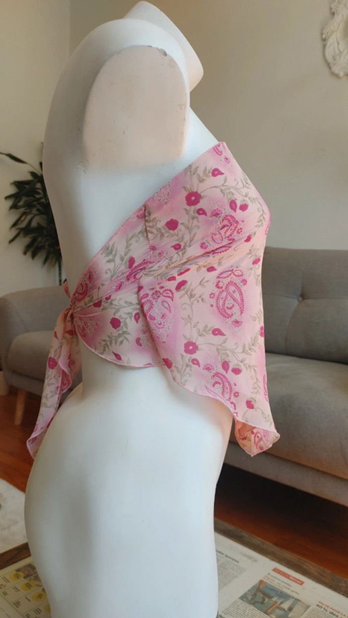 Très jolie tape bustier dos nu à nouer dans le dos couleur rose motif fleur très léger et féminin - photo numéro 5