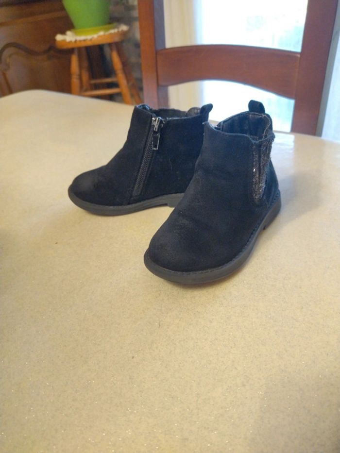 Bottines noires en suédine à fermeture éclair.