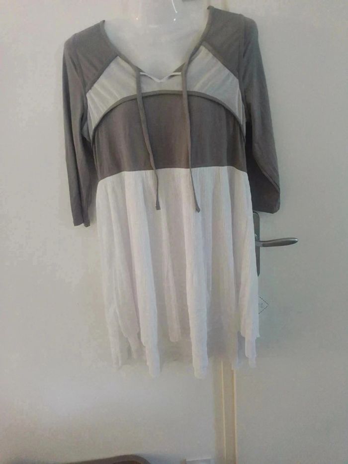 Tunique grise et blanche