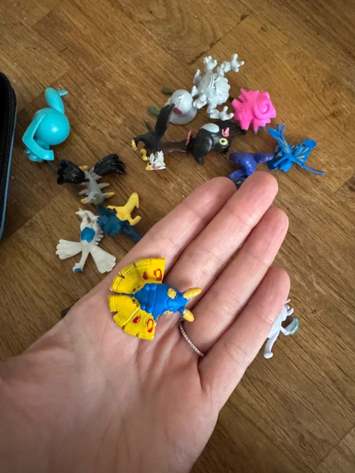 Lot figurines Pokémon avec sa pochette - photo numéro 2