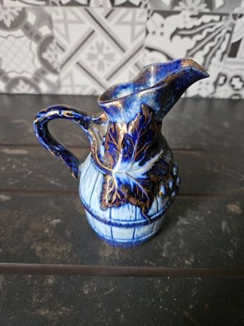 Pichet-crémier ancien en barbotine