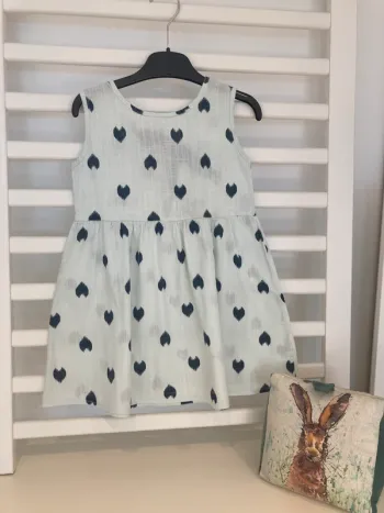 6 ans - Robe motif à cœurs - dos très joli avec nœud - très jolie en toute circonstance