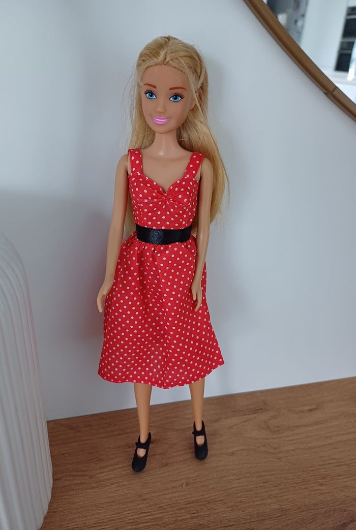 Barbie robe rouge à pois noirs