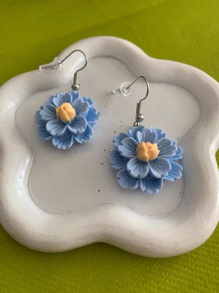 Boucles d’oreilles fleur bleue en résine - photo numéro 3
