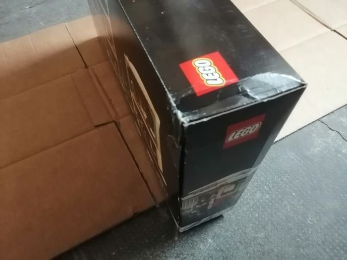 Lego Icons Winter Village 10308 La Grande Récré rue décorée pour les fêtes (Holiday Main Street)

[NEUF] - photo numéro 6