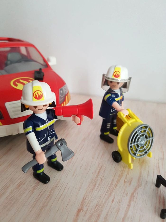 Pompiers, voiture d'intervention et secouriste Playmobil city action - photo numéro 4