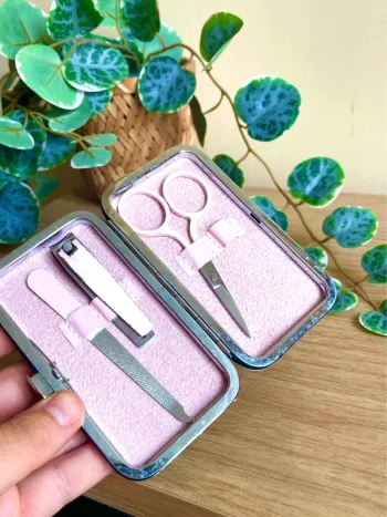 Kit manucure pédicure rose en étui