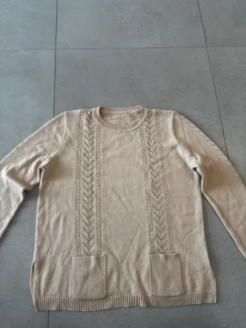Pull beige en très bon état, taille 46,