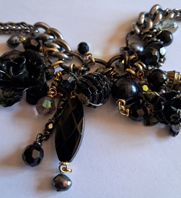 Collier fantaisie court NEUF avec breloques et pendentif - photo numéro 7