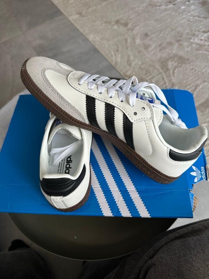 Basket neuve Samba adidas  pointure 39 - photo numéro 3