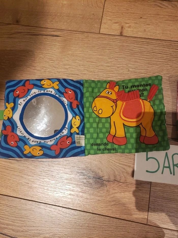 Lot livres tissus d'éveils avec matières bruits, mon premier tout doux et qui se cache à la ferme - photo numéro 12