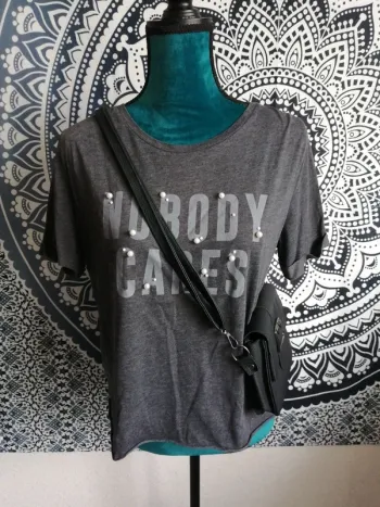 Tee-shirt gris foncé chiné avec perles et message / jennyfer / (S)